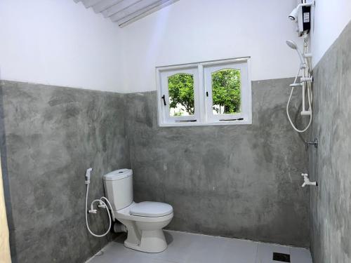 高尔ORENDA ECO LODGE & SPA的一间带卫生间和窗户的浴室