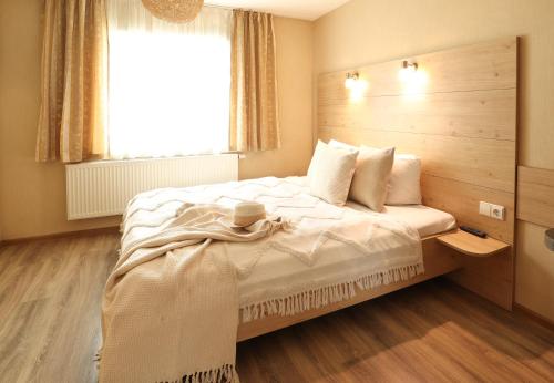 奈达Nida Inn Self Check-in的一间卧室设有一张大床和窗户