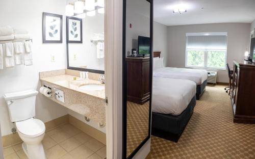 威尔明顿江山旅馆 - 威尔明顿机场/会展中心的一间酒店客房 - 带一张床和一间浴室