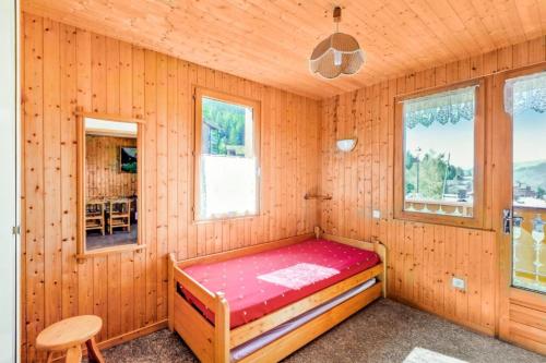 拜兰特里Chalet le Séchet - Maeva Particuliers - 2 pièces 4 Personnes Confort 140621的木制客房内的一间卧室,配有一张床