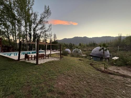 卢汉德库约Glamping Mendoza的后院设有蒙古包和游泳池