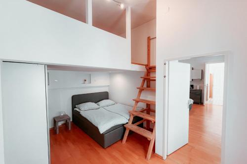 维也纳Raimond Apartment Ottakringer Top 10的一间带双层床和梯子的小卧室