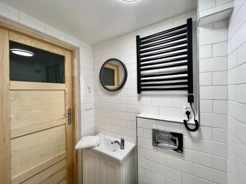 卡齐米日-多尔尼Na Skraju Lasu Domek na Drzewie & Glamping的白色的浴室设有水槽和镜子