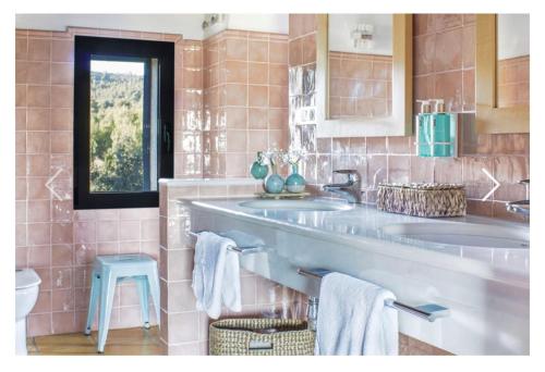 巴涅雷斯德马里奥拉MasQi, The Energy House的浴室设有2个水槽和1个蓝色凳子