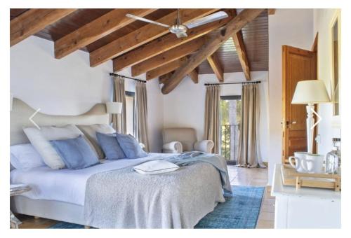 巴涅雷斯德马里奥拉MasQi, The Energy House的一间卧室配有一张带蓝色枕头的大床