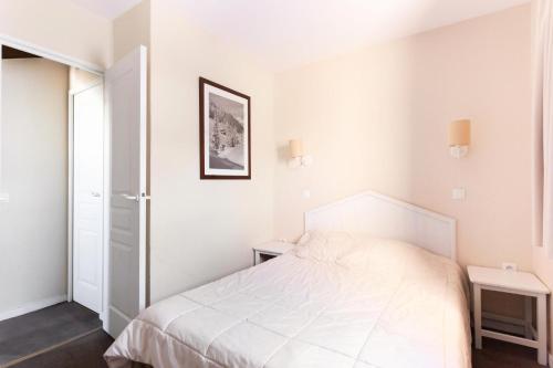 Le DésertRésidence Le Thabor - maeva Home - Duplex 3 pièces 7 personnes Confort 73的白色的卧室设有白色的床和窗户。