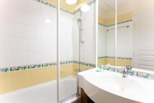 Le DésertRésidence Le Thabor - maeva Home - Duplex 3 pièces 7 personnes Confort 73的带浴缸、水槽和镜子的浴室