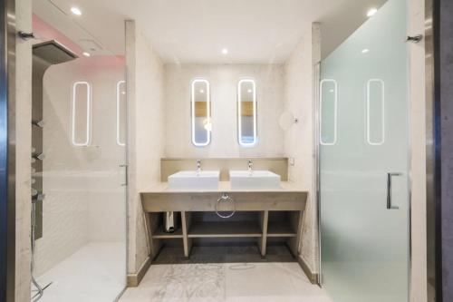 莱斯奥琉斯Résidence Premium L'Hévana - maeva Home - Appartement 4 pièces 8 personnes 61的一间带水槽和淋浴的浴室