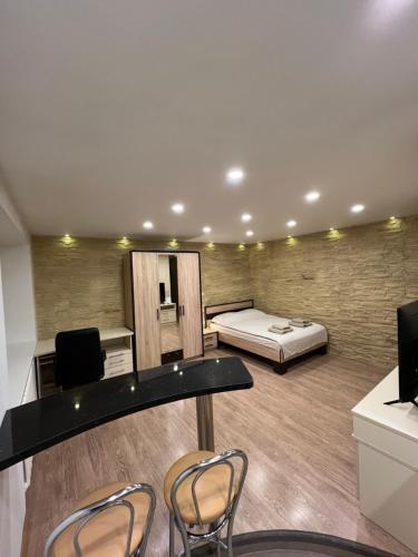 瓦尔米耶拉Valmiera City Center Budget Apartment的客房设有一张床、一张桌子和椅子。