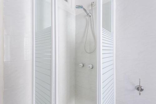 奥斯蒂亚·安提卡奥斯蒂亚度假屋的带淋浴的浴室和玻璃门