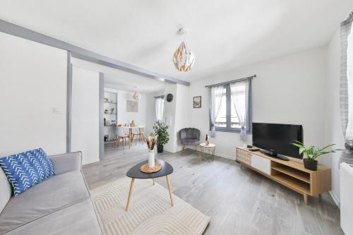 贝格海姆Duplex tout confort sur la Route des Vins dans un village typique et médiéval - Appartements 3 et 4 personnes - Centre Alsace的带沙发和电视的客厅