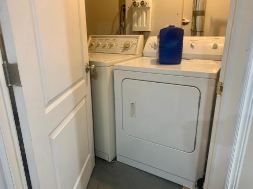 圭尔夫1 room in a cozy and beautiful basement的小厨房配有白色洗衣机和烘干机
