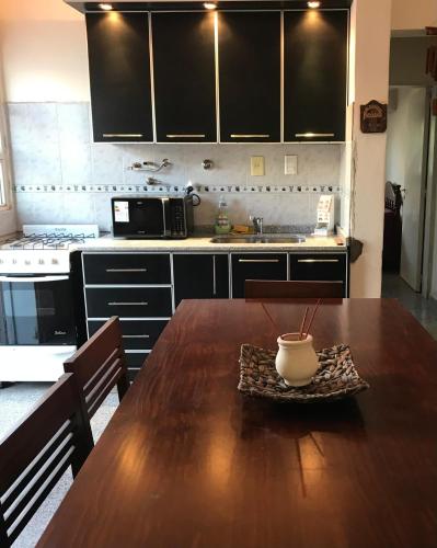 蒂诺加斯塔Urqu-Pacha Alojamiento的厨房配有木桌和碗