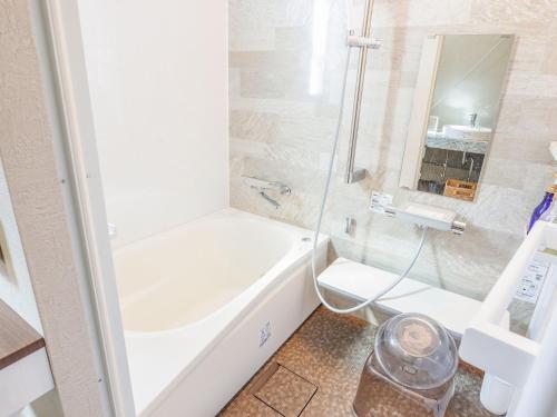 广岛Riverside Glamping Kamiseno - Vacation STAY 92763v的带淋浴、浴缸和卫生间的浴室