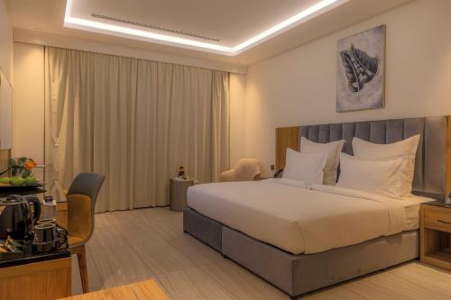 哈费尔巴廷فندق ساس - SAS Hotel的一间位于酒店客房内的带大床的卧室