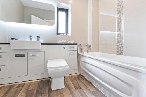 Modern One Bedroom Flat in Morden SM4, London的一间浴室