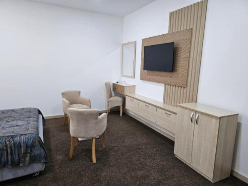 比耶洛波列Naš Dom Hotel的酒店客房设有带电视和床的卧室