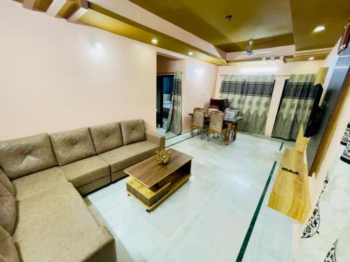 海得拉巴Prince Castle-2BHk Luxurious Apartment/Guesthouse的客厅配有沙发和桌子