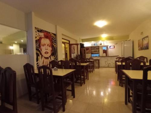 特尔马斯德里奥翁多HOTEL INTI YACU的餐厅内带桌椅的用餐室