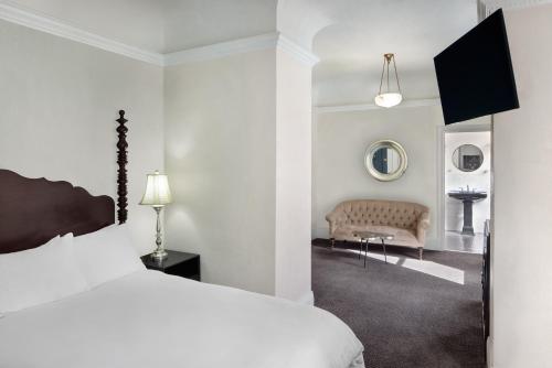 卡利斯托加山景酒店及Spa中心的白色卧室配有床和沙发