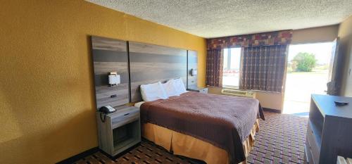 米德兰Super 7 Inn的酒店客房设有床和窗户。