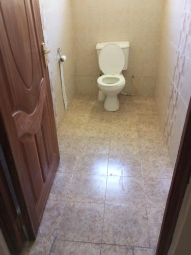 KakamegaAnnex的一间带卫生间的浴室和瓷砖地板。