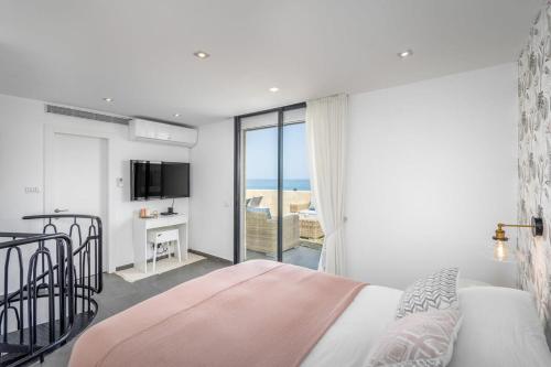 特拉维夫« The Sea » Penthouse with sea view by Host Eretz的一间卧室配有一张床,享有海景