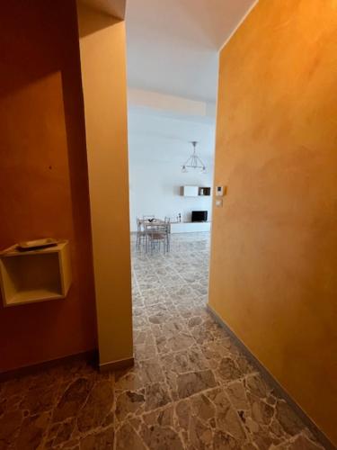 兰恰诺Il Momento的走廊上设有桌子和门的房间