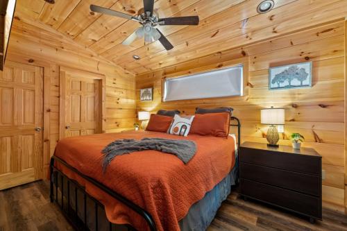 鸽子谷Rustic Mountain Retreat by Ghosal Luxury Lodging的一间卧室配有一张床和吊扇