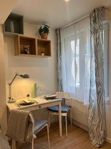 科尔贝埃索讷Ocean的一个带桌椅和窗户的家庭办公室