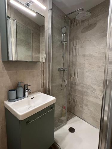 科尔贝埃索讷Ocean的带淋浴和白色盥洗盆的浴室