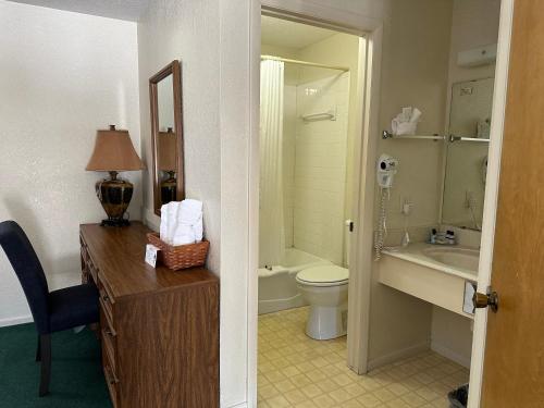 弗雷德里克斯堡落日套房汽车旅馆的一间带卫生间和水槽的浴室