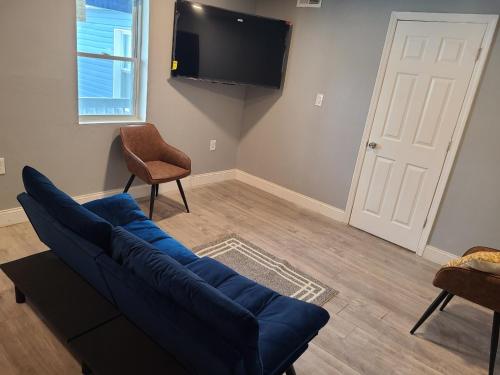 CarbondaleSpacious retreat的客厅配有蓝色的沙发和平面电视。