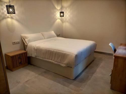 巴埃萨Baeza aloja的卧室配有一张床,墙上有两盏灯