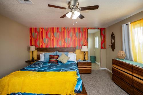 哈瓦苏湖城Modern Desert Delight! 4- bedrooms, pool, gameroom的一间卧室配有一张床和吊扇