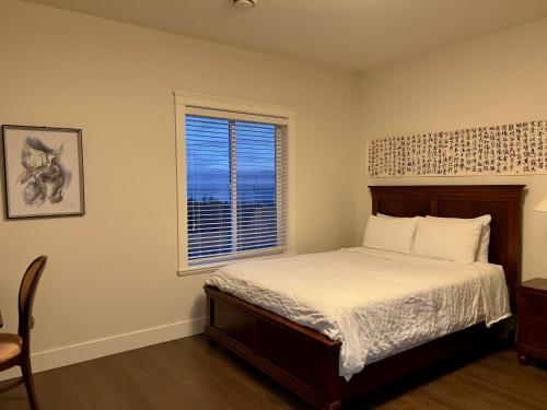 纳奈莫Ocean Melody Vacation Rooms的一间卧室设有一张床和一个窗口