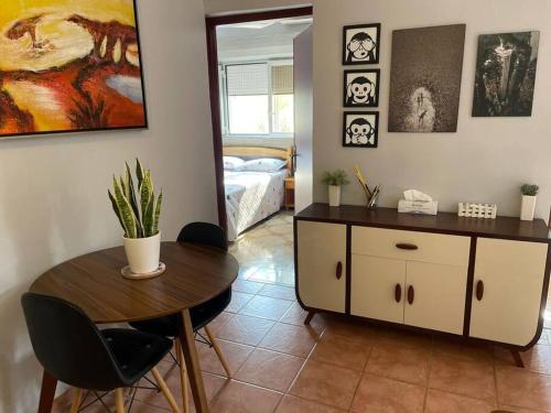 La PlaineA cozy one-bedroom in Heron, Djibouti的一间带桌子的用餐室和一间卧室