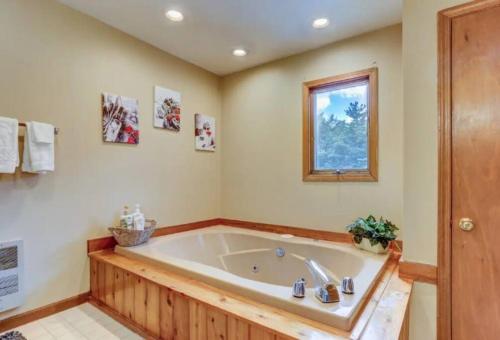 莱克哈莫尼Big Boulder Family • King Suite w/ Jacuzzi •的窗户客房内的大浴缸