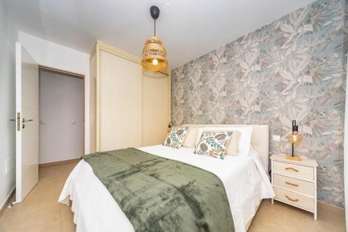 宏达海滩Luxury Apartment Chalana的一间卧室配有一张大床和壁画