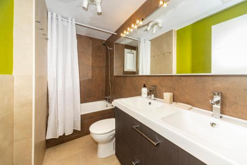 宏达海滩Luxury Apartment Chalana的一间带水槽、卫生间和镜子的浴室