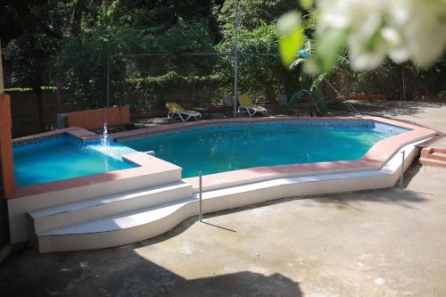 海地角Lakou Breda的庭院中一个带喷泉的游泳池