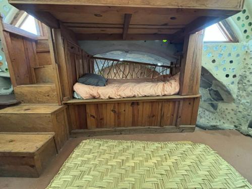 圣马科斯拉拉古纳Earthship 3 levels apartment starboard cabin with lake view的一张小床,位于带床垫的房间里