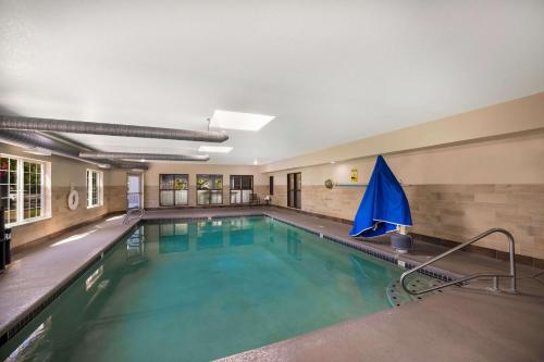 奥本奥本山景贝斯特韦斯特PLUS酒店的大楼内的大型游泳池