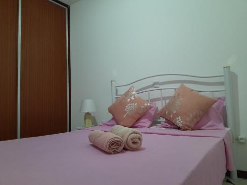 蓬塔杜索尔AP Hélder Bentub的白色的床,配有粉红色枕头和毛巾