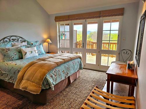 坎布里奇胡婷斯达斯旅馆的一间卧室配有一张床、一张桌子和一张书桌