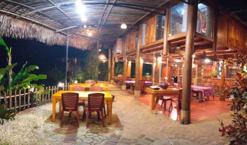 Hương Bá ThướcPù Luông Happy Home的大楼内的餐厅,配有木桌和椅子