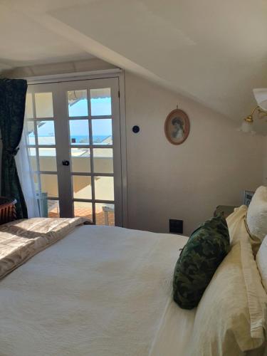 莫宁顿Mornington Guest House的一间卧室设有一张床,享有海景