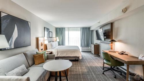 达拉斯华美达达拉斯机场酒店的酒店客房设有一张沙发和一张床