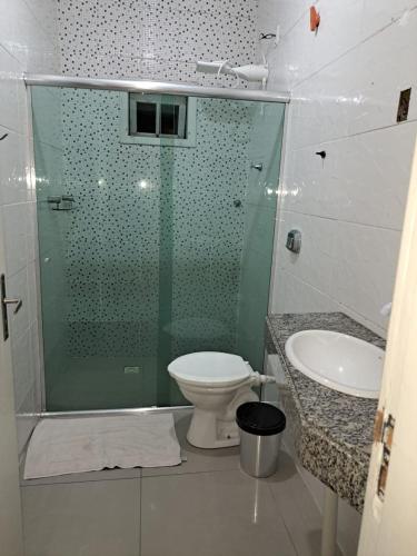 克里西玛Casa Criciúma的带淋浴、卫生间和盥洗盆的浴室