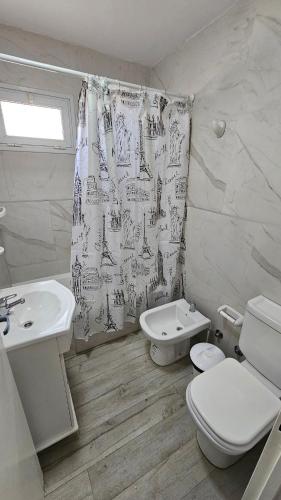 普洛缇尔Complejo Chile Plottier的浴室设有盥洗盆、卫生间和淋浴帘。